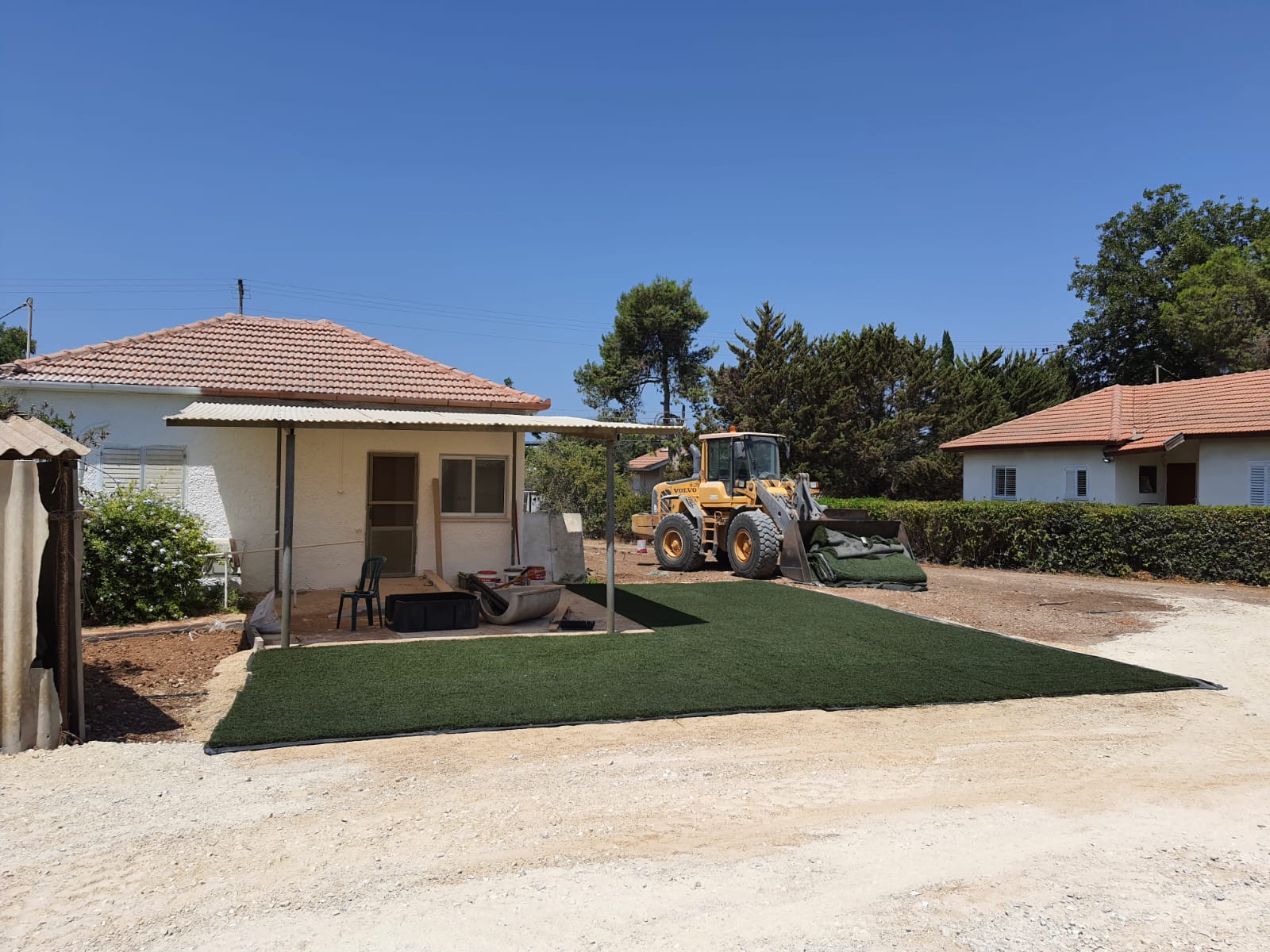 עבודה בחצר ביתית כולל התקנת דשא סינטטי ברמה מקצועית